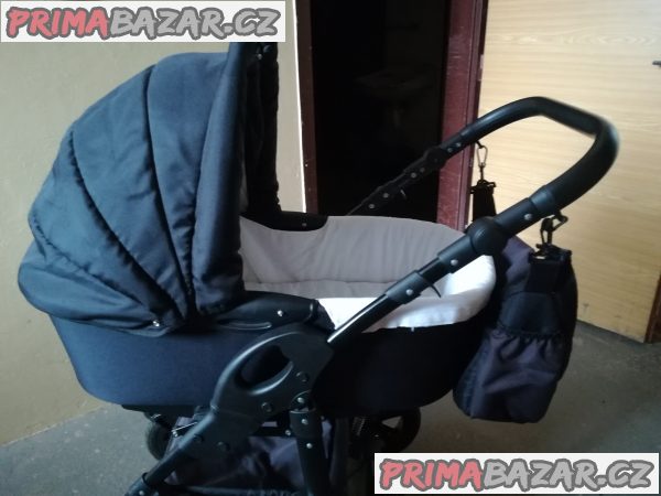 Kombinovaný kočárek. Kombinovaný kočárek.