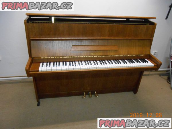 pianino-zn-petrof-106