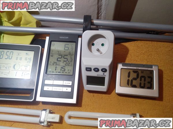 Měřič spotřeby +2x meteostanice +4x UV zář. 9W +přen. židlička +časoměřič! Měřič spotřeby +2x meteostanice +4x UV zář. 9W +přen. židlička +časoměřič!