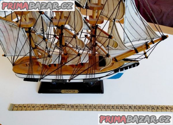 Model dřevěné lodě.
