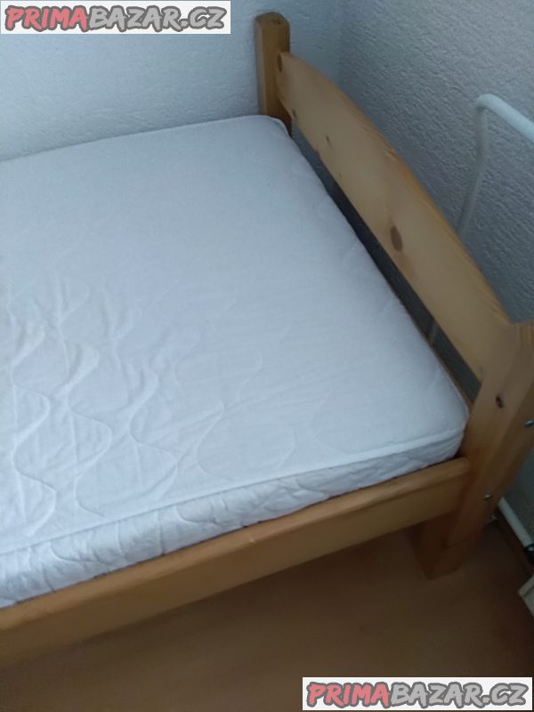 Dřevěná postel dětská s rostem a matraci