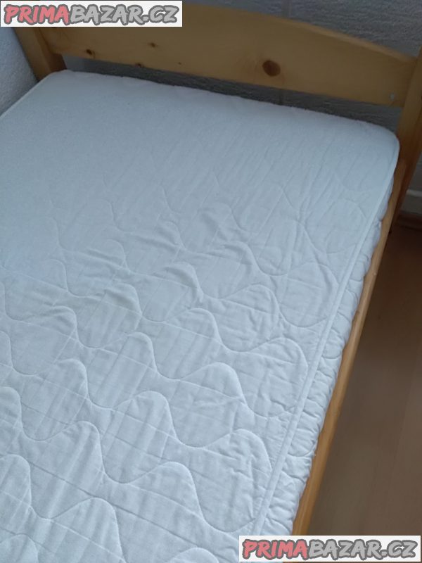 Dřevěná postel dětská s rostem a matraci