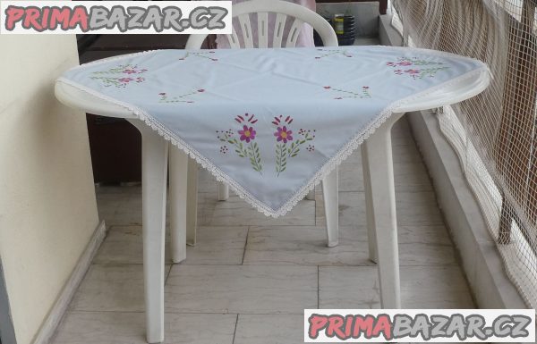 starožitný ručně vyšívaný ubrus 93x90 cm starožitný ručně vyšívaný ubrus 93x90 cm
