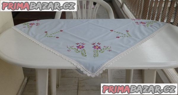 starožitný ručně vyšívaný ubrus 93x90 cm starožitný ručně vyšívaný ubrus 93x90 cm
