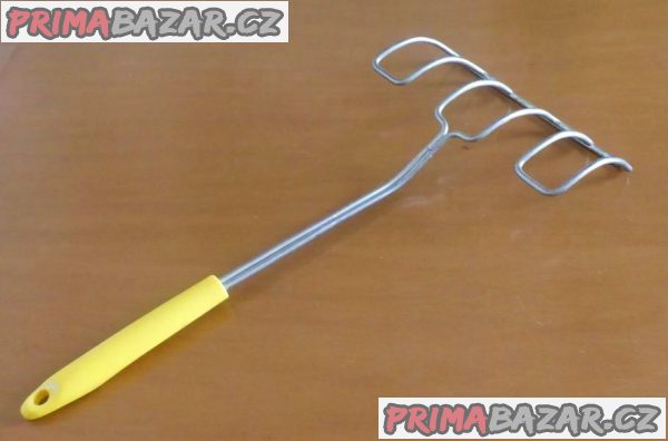 naběračka knedlíků šíře 17cm s plastovou rukojetí naběračka knedlíků šíře 17cm s plastovou rukojetí
