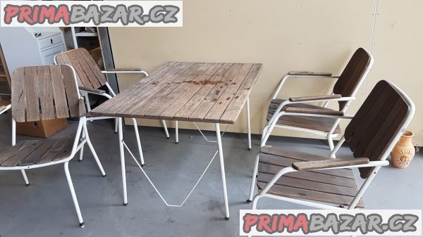 Zahradni sezeni se stolem Zahradni sezeni se stolem