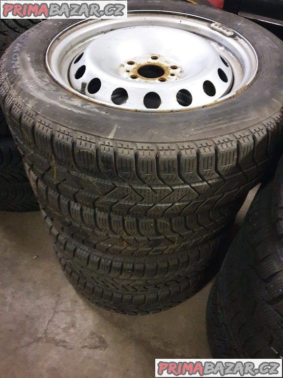 Plechove disky orig. Fiat 5x98 6jx15 et39 pneu zimní pirelli 185/65 r15 92t 60% vzorek cena je za všechny 4 disky i