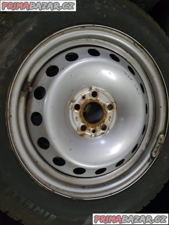 Plechove disky orig. Fiat 5x98 6jx15 et39 pneu zimní pirelli 185/65 r15 92t 60% vzorek cena je za všechny 4 disky i