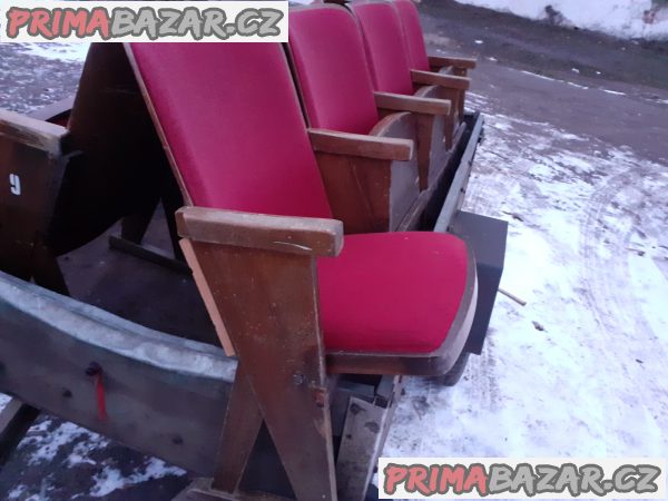 stare-kino-sedadla