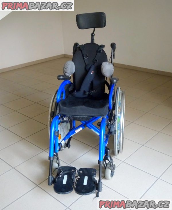 Dětský invalidní vozík, skládací. Dětský invalidní vozík, skládací.