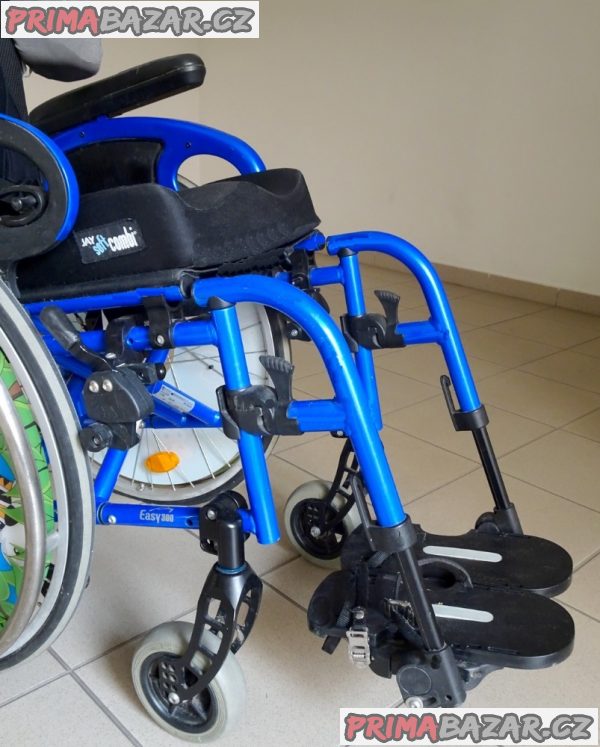 Dětský invalidní vozík, skládací. Dětský invalidní vozík, skládací.