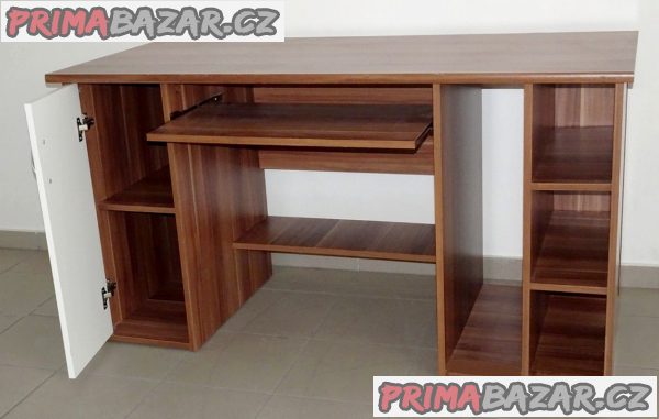 Velký a pevný psací stůl Velký a pevný psací stůl