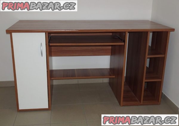 Velký a pevný psací stůl Velký a pevný psací stůl