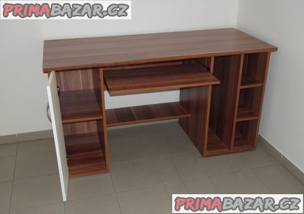 Velký a pevný psací stůl Velký a pevný psací stůl