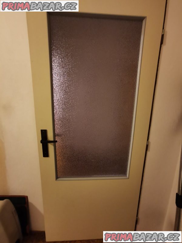 Panelákové dveře.