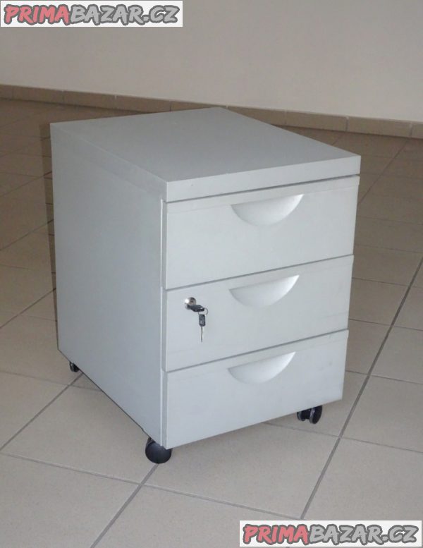 Moderní, kovový kancelářský kontejner. Moderní, kovový kancelářský kontejner.