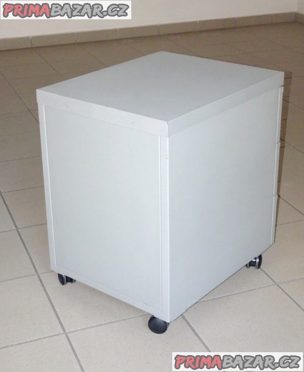Moderní, kovový kancelářský kontejner. Moderní, kovový kancelářský kontejner.
