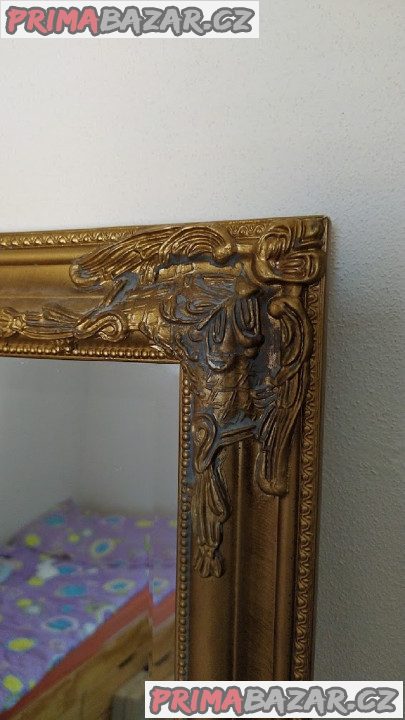 zrcadlo-v-drevenem-ramu