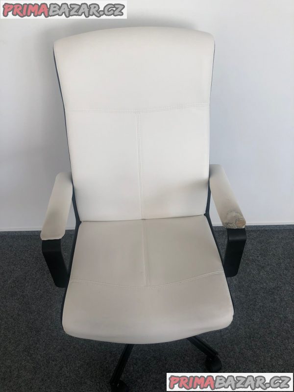 Bílá otočná židle