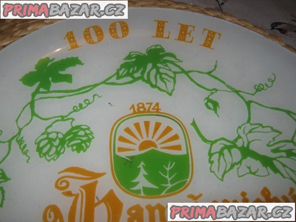 Velký talíř z Hanušovského pivovaru vydaný k 100 let výročí v roce 1974.