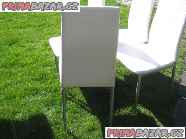 Prodám čtyři kusy kuchyňských čalouněných bílých židlí.Nutno umýt a vyčistit.Pardubice.Cena 125 kč kus.