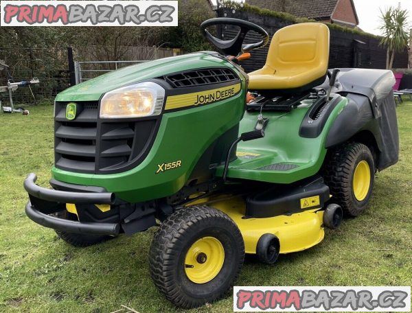 John deere X155R jezdí na sekačce na trávu