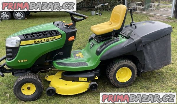 John deere X155R jezdí na sekačce na trávu