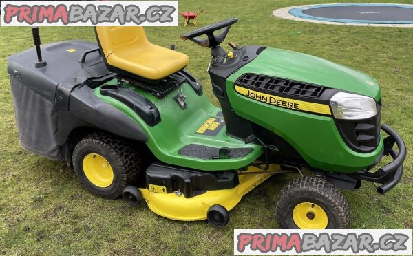 John deere X155R jezdí na sekačce na trávu