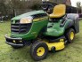 John deere X155R jezdí na sekačce na trávu