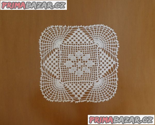 sada-3-rucne-hackovanych-decek-22x22cm