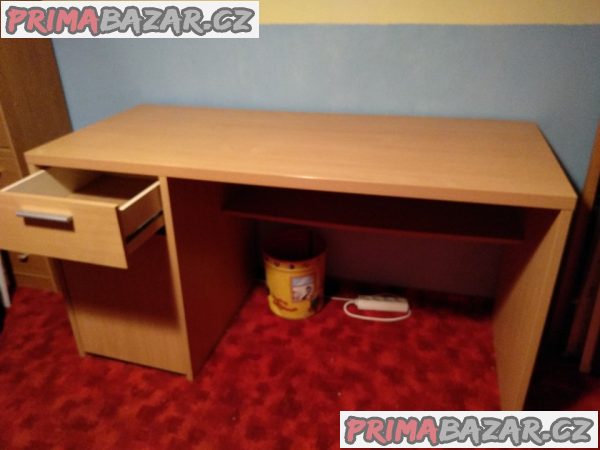 Šatní skříň a psací stůl