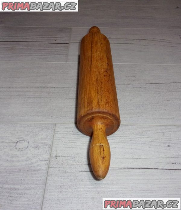 Starý dřevěný váleček
