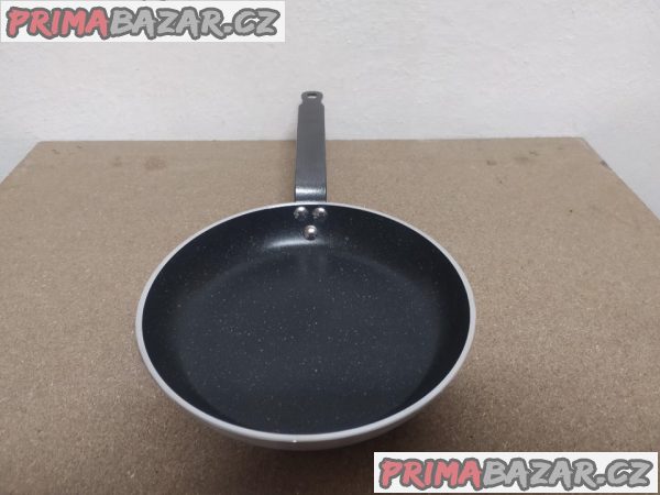 panev-s-keramickym-povrchem-24-cm