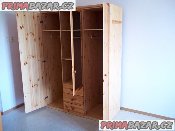 Dřevěná skříň