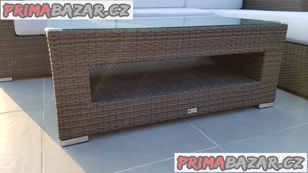 Prodám luxusní ratanovou soupravu, stolek a taburet