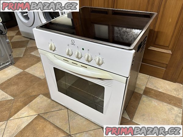 443-sporak-sklokeramicka-deska-a-trouba-indesit