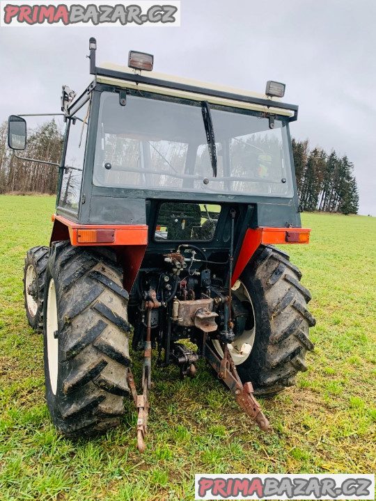 Traktor s čelním nakladačem Zetor 7245