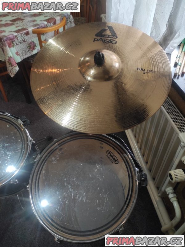 Bicí soupravu Tama s činely PAISTE