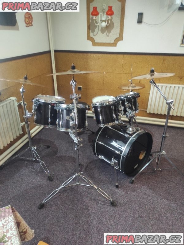 Bicí soupravu Tama s činely PAISTE