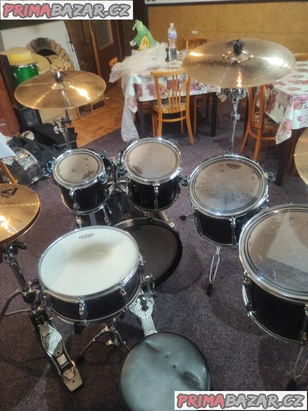 Bicí soupravu Tama s činely PAISTE