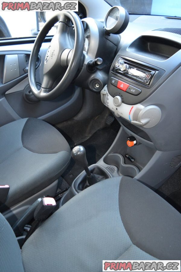 Toyota Aygo 2006 se znackou na prank THE M0NEY stk 8.2024