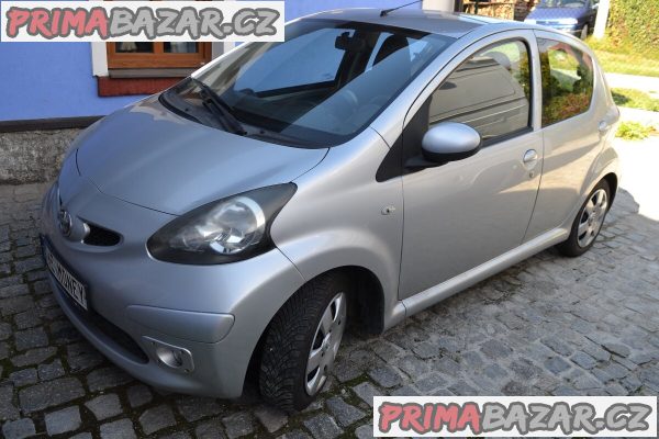 Toyota Aygo 2006 se znackou na prank THE M0NEY stk 8.2024