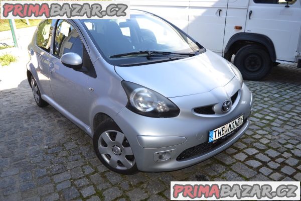 Toyota Aygo 2006 se znackou na prank THE M0NEY stk 8.2024