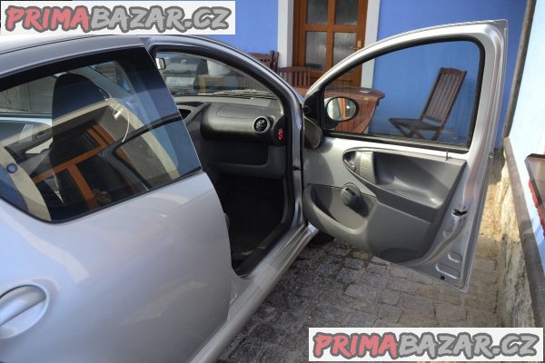 Toyota Aygo 2006 se znackou na prank THE M0NEY stk 8.2024