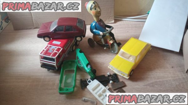 Mix hraček plus vraky Mix hraček plus vraky