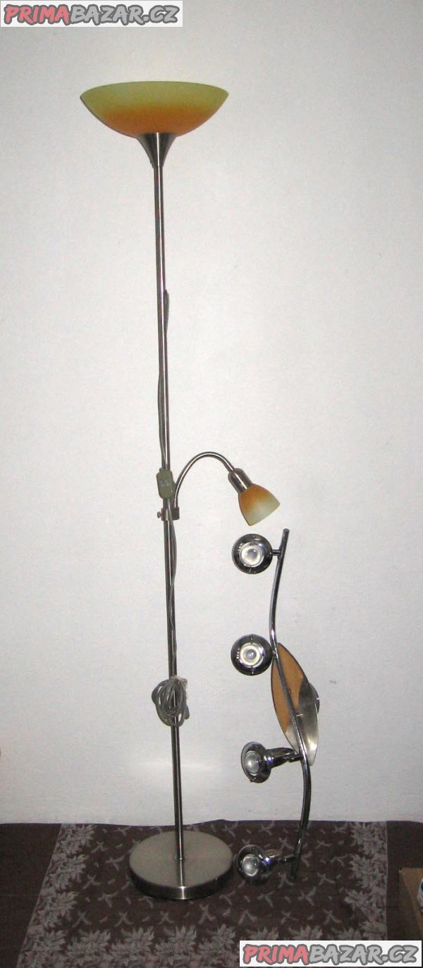 stojací lampa a stropní svítidlo