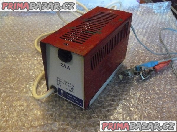 RETRO nabíječka NB 13A Elektropřístroj na baterie 6V a12V RETRO nabíječka NB 13A Elektropřístroj na baterie 6V a12V