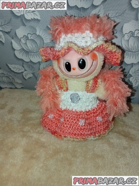 Společenské šatičky pro Labubu