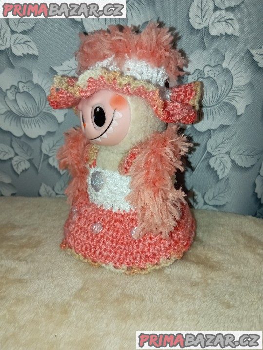 Společenské šatičky pro Labubu