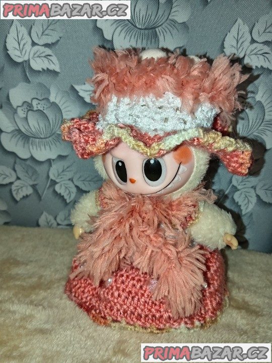 Společenské šatičky pro Labubu